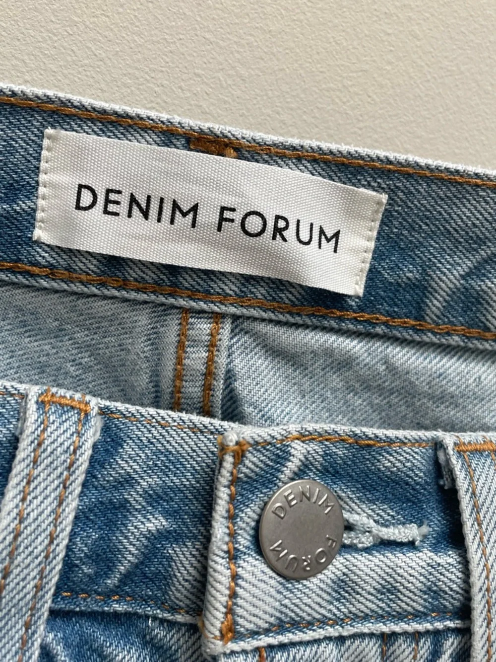 Aritzia Denim Forum The ‘90s Vintage Cut-Off Short 2” Light Wash Denim Shorts